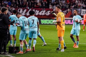 里昂迎荷甲关键赛；清晨远射贴柱；质疑声仍在；年轻球员得到机会的简单介绍-爱游戏网站